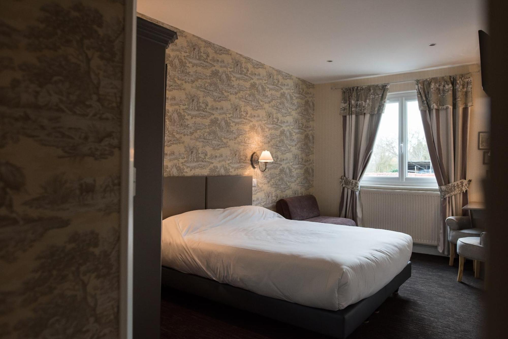 L'Auberge Du Port Des Roches Luche-Pringe Номер фото