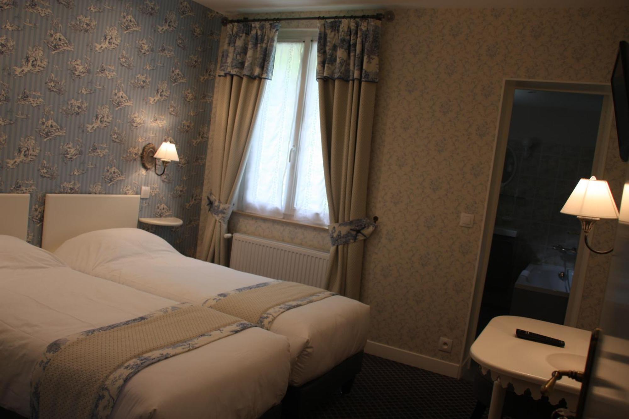 L'Auberge Du Port Des Roches Luche-Pringe Номер фото